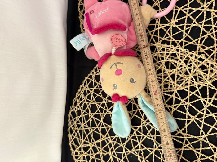 Peluche d'activités lapin BABY NAT' Perle et Perlim rose éveil pouet 32 cm - photo numéro 4