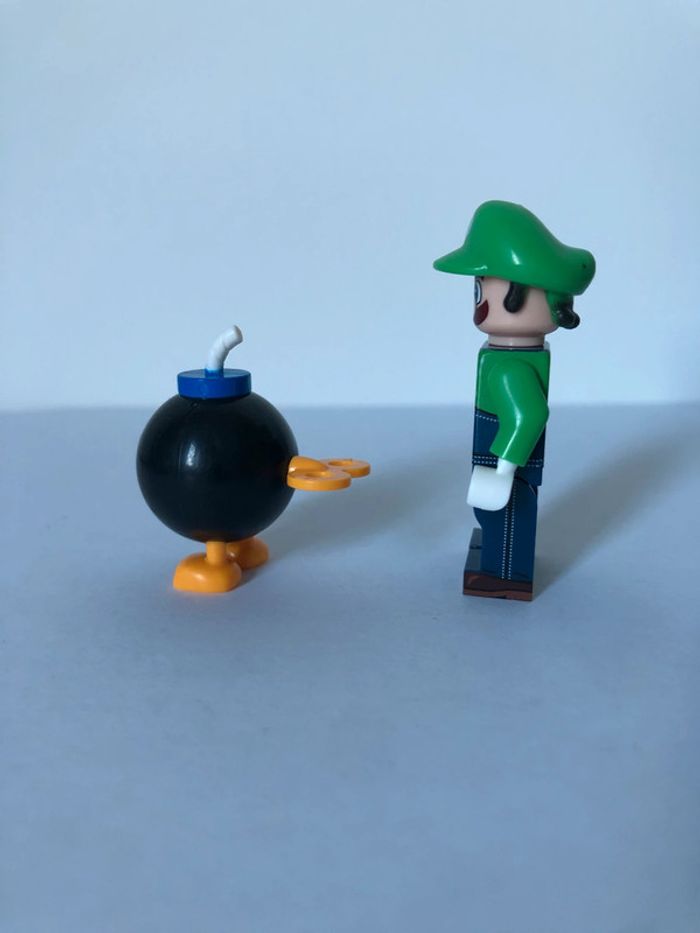 Figurine type lego Luigi et la bombe marcheuse. Super Mario - photo numéro 2