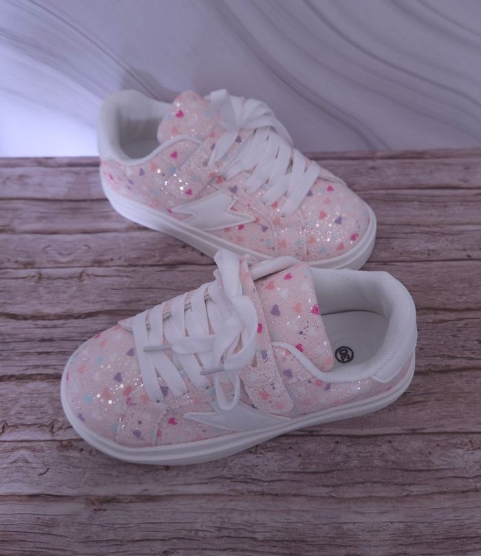 Baskets roses pailletées motifs cœurs - Taille 30 - Neuves - photo numéro 2