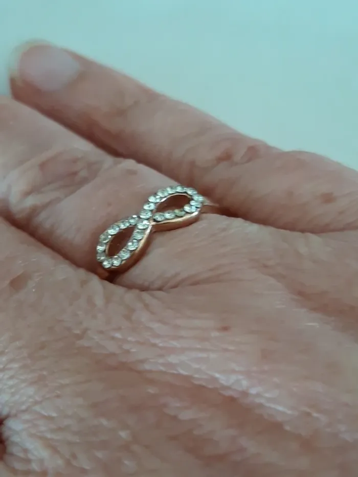 Jolie bague fine couleur or rosé infini avec strass taille 57