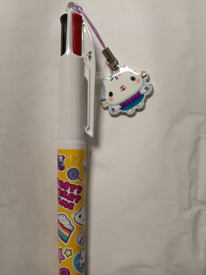 Stylo Bic 4 colours- a collectionner- Edition Gabby's dollhouse- avec breloque - photo numéro 3