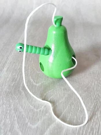 Ver qui mange une poire motricité fine