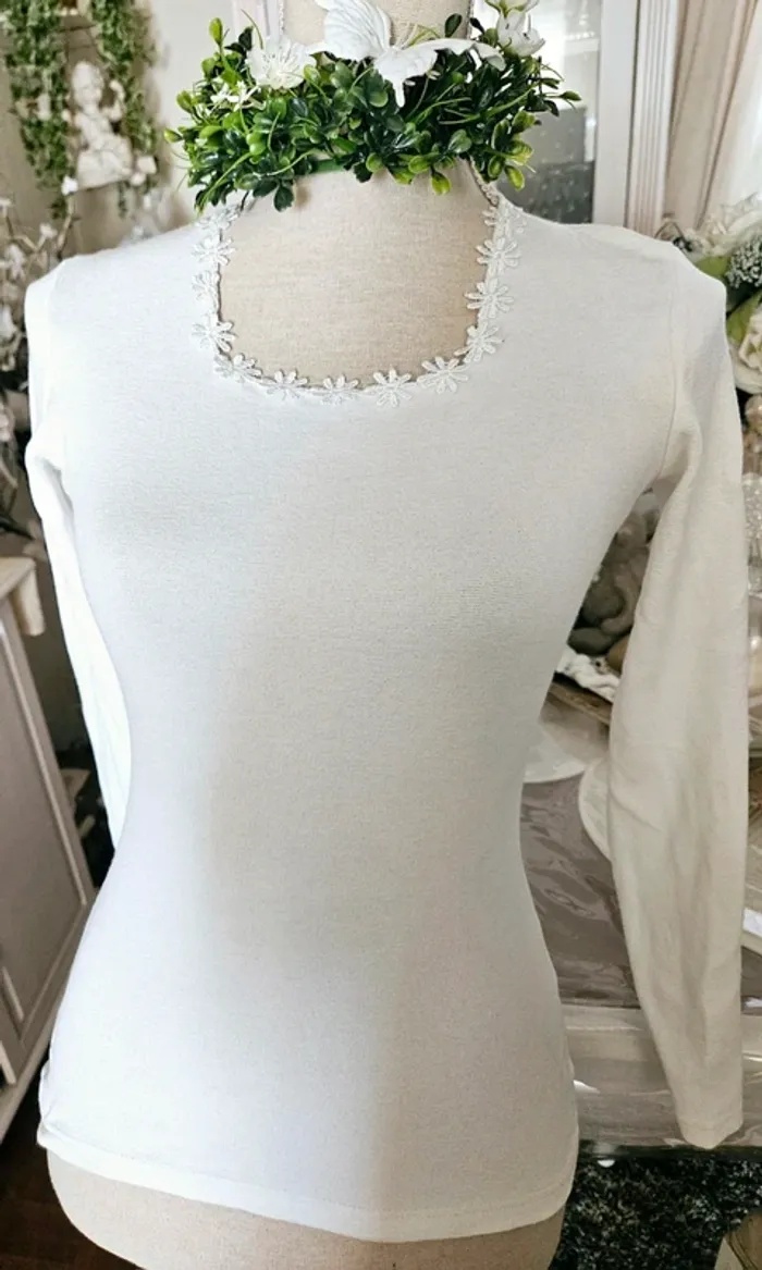 Haut blanc fleurs Taille 38 /40 Neuf - photo numéro 3