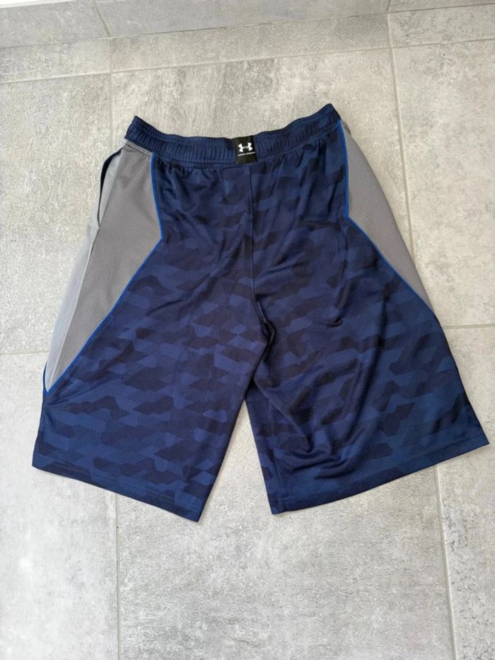 Short Under Armor de sport garçon taille 14-16 ans noir et gris comme neuf - photo numéro 2