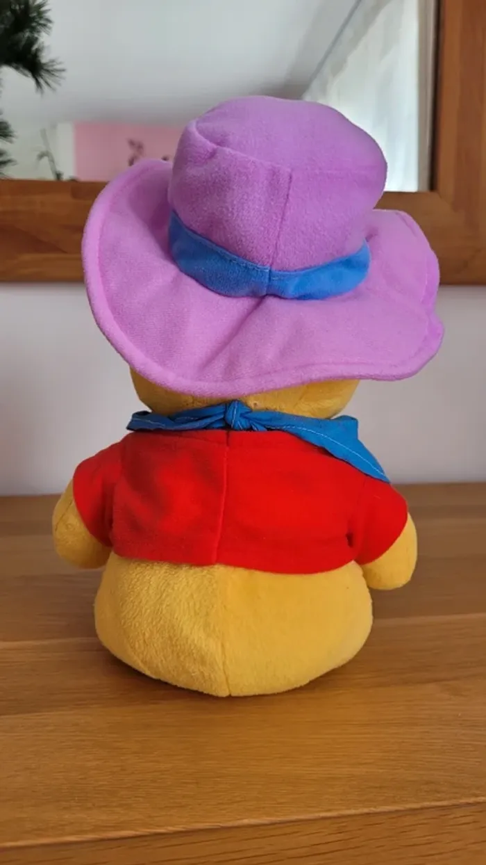 Peluche Winnie l’Ourson en tenue de shérif - photo numéro 2