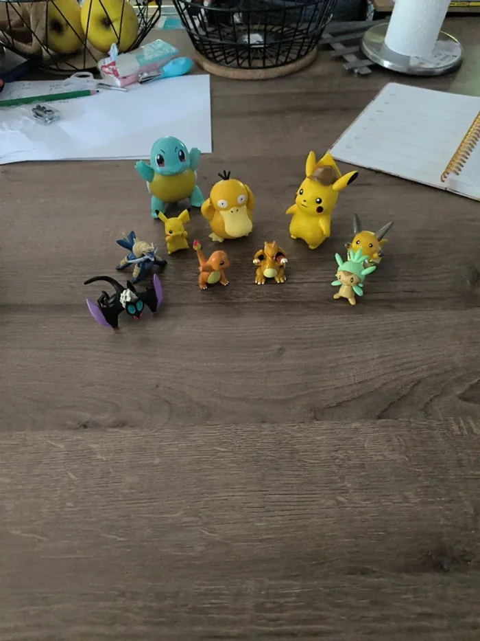 Lot 10 figurines pokémon