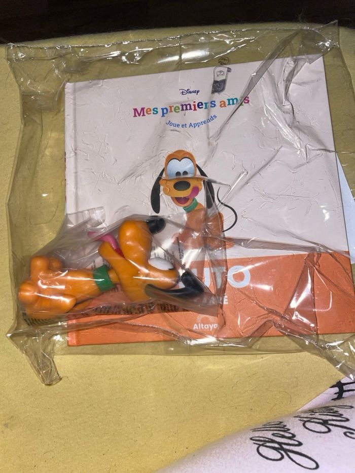 Libre et figurine plutôt