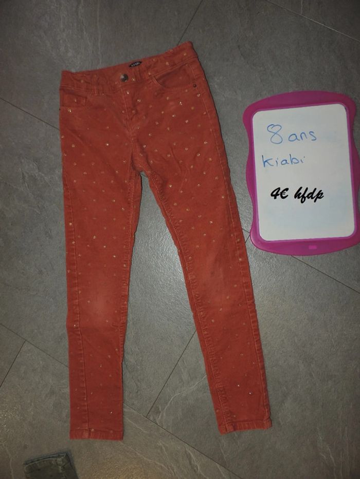 pantalon en velours kiabi taille 8 ans très bon état juste un peu usé aux genoux
