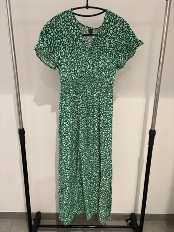 Robe longue verte à fleurs blanches