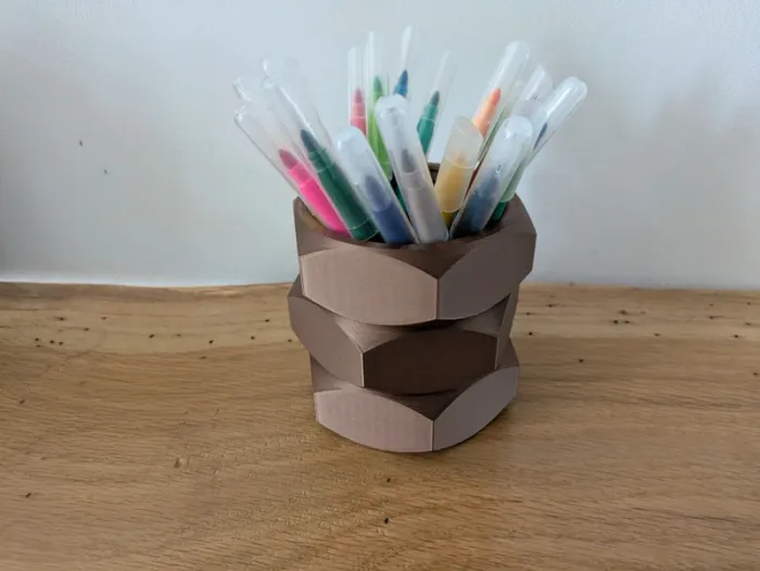 Pot à crayons en forme d'écrou