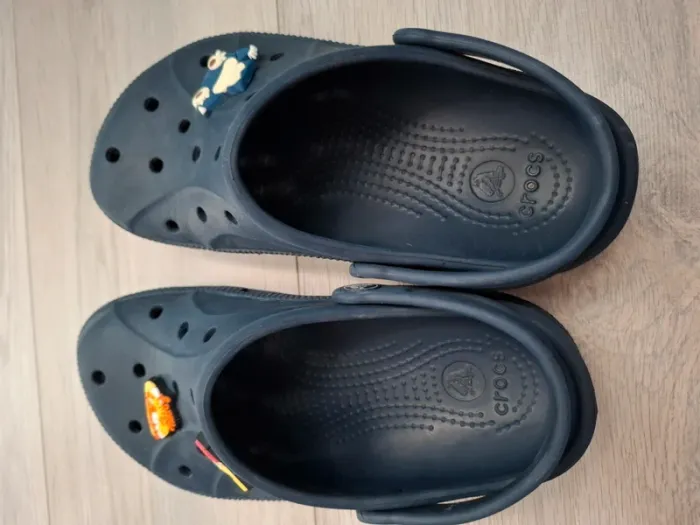 Crocs bleu J3 avec 3 déco de la photo. - photo numéro 5