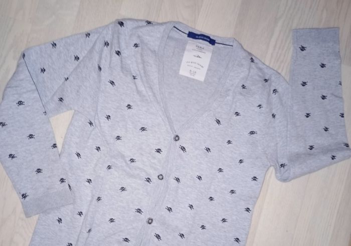 Cardigan gris chiné clair motifs petites têtes de mort Zara 
T. 9-10 ans - photo numéro 2