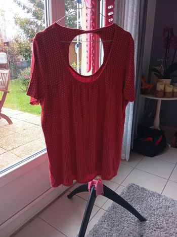 Maillot rouge à pois blanc.