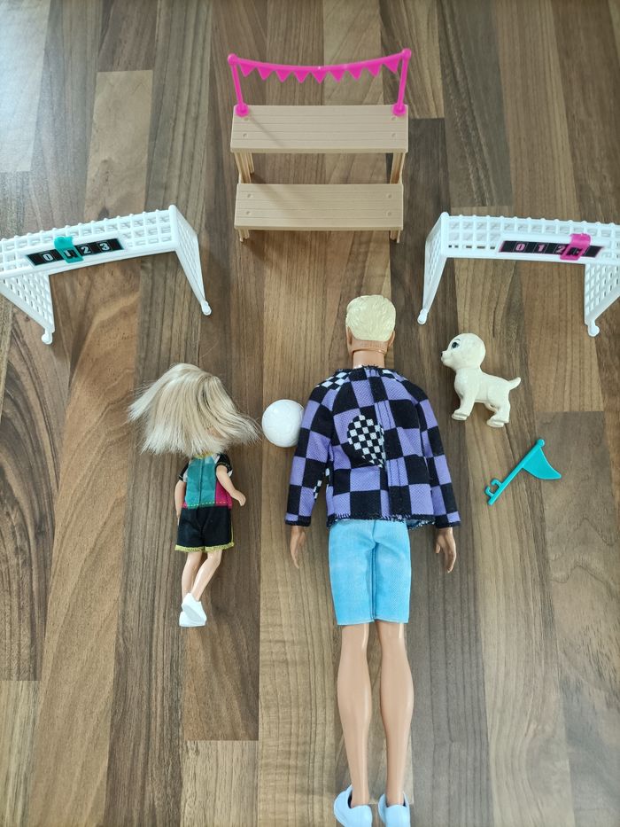 Ken et Chealsea barbie jouent au football - photo numéro 5