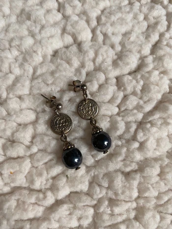 Boucles d’oreilles argentées avec perle bleu nuit très bon état - photo numéro 2
