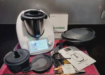 Thermomix TM6 avec accessoires en parfait état