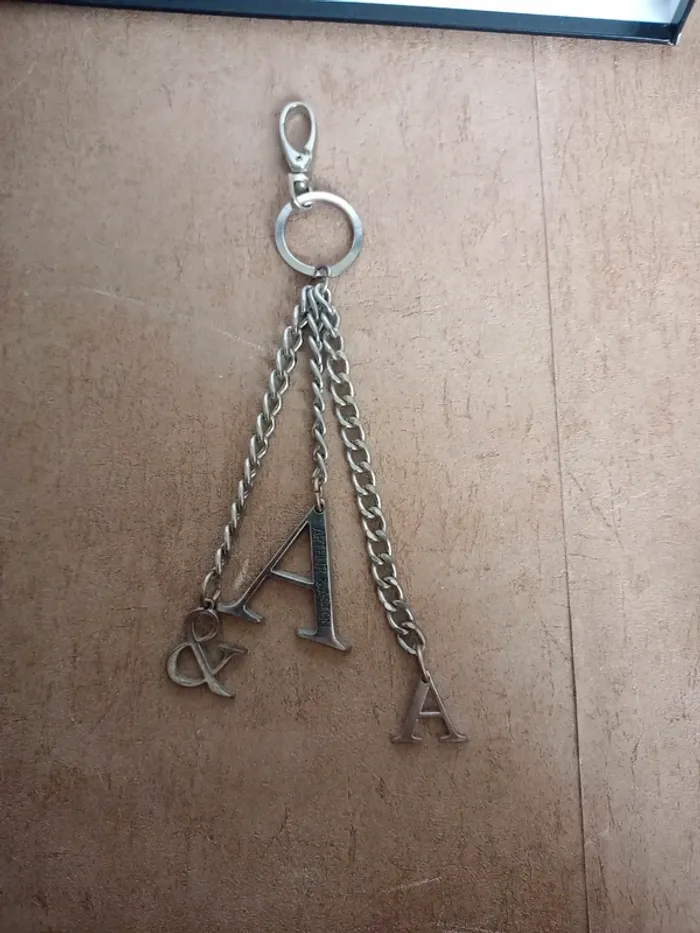 Porte clef Arthur et Aston en métal