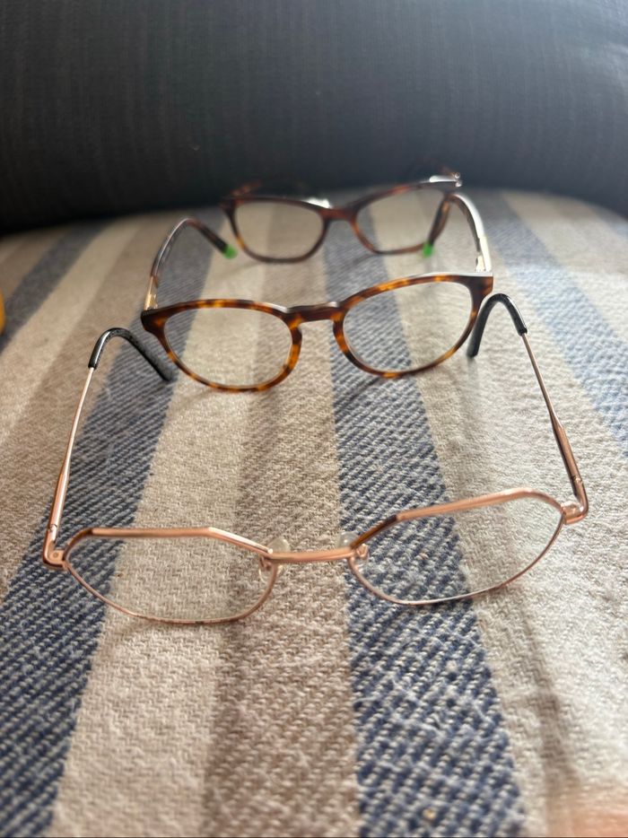 Trois Paires de lunettes de vue.
