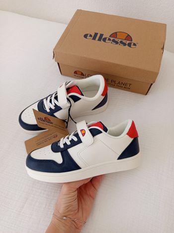 Jolie paire de baskets à scratch Ellesse pointure 34 neuves 