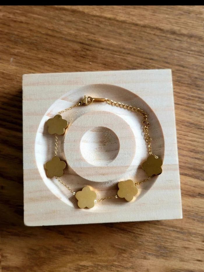 Bracelet doré femme à fleurs nacrées – style raffiné chic – bijou élégant ajustable - photo numéro 3
