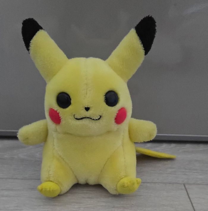 Peluche pokemon pikachu env 20 cm comme neuve