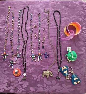 Lot hétéroclite de bijoux fantaisie