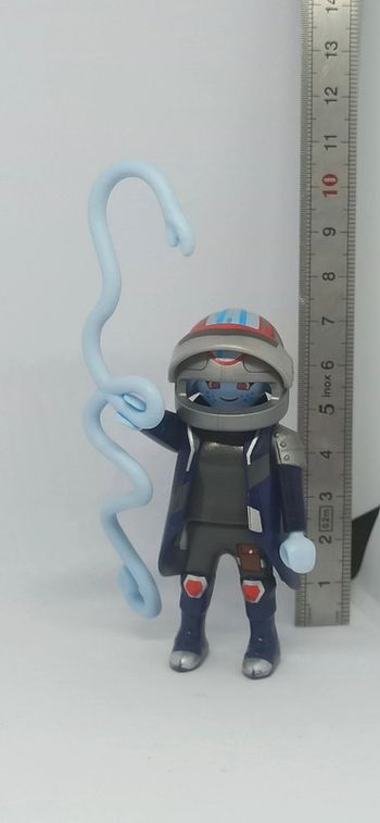 Femme guerrière de l'espace du film avec grand serpent bleu playmobil