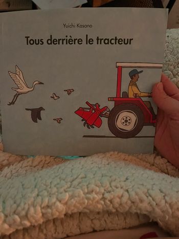 Livre tous derrière le tracteur