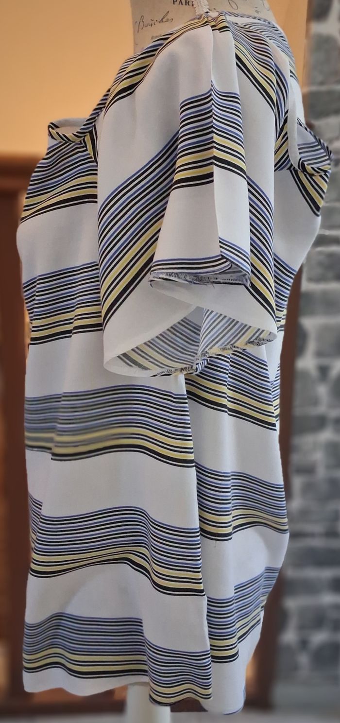 Blouse avec les épaules ouvertes blanche à rayures - photo numéro 3