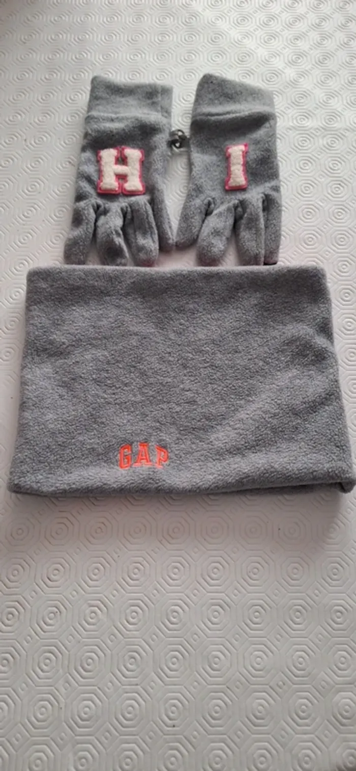 Tour du cou plus gants Gap