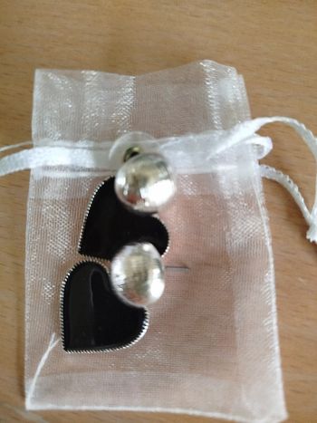 Petite boucles d'oreilles coeur noir