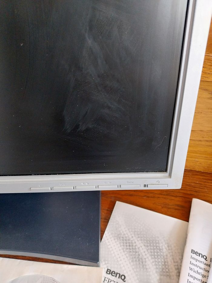 Écran, moniteur, câble et cd installation - photo numéro 3