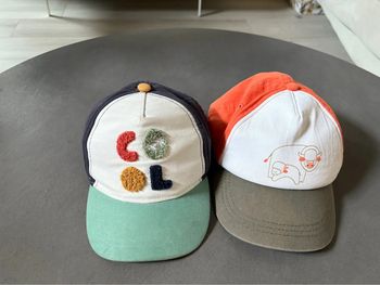 2 casquettes enfants 2-3 ans environ
