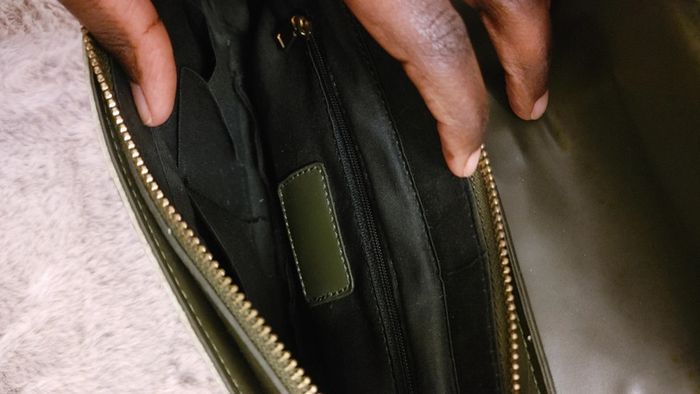 Sac baguette en cuir crin de cheval couleur vert et jaune porter épaule - photo numéro 9