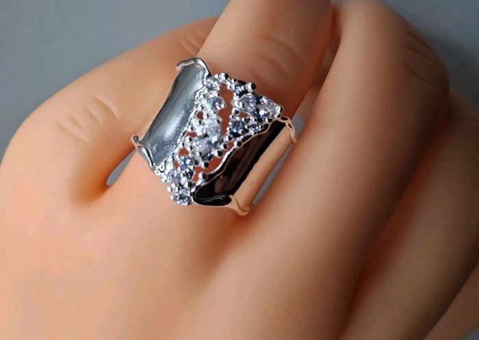 neuf idéal cadeau a tout petit prix  bague argent 925 + zircons   taille 8 = France 57 = 18.1 mm