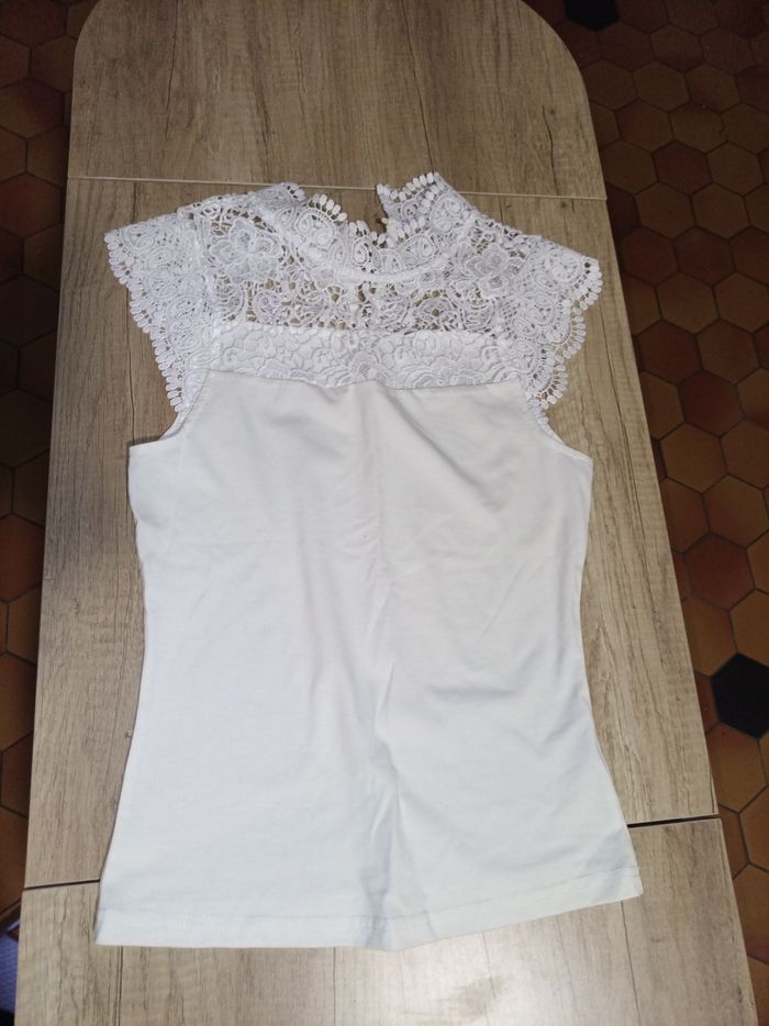 Haut blanc avec dentelle 36