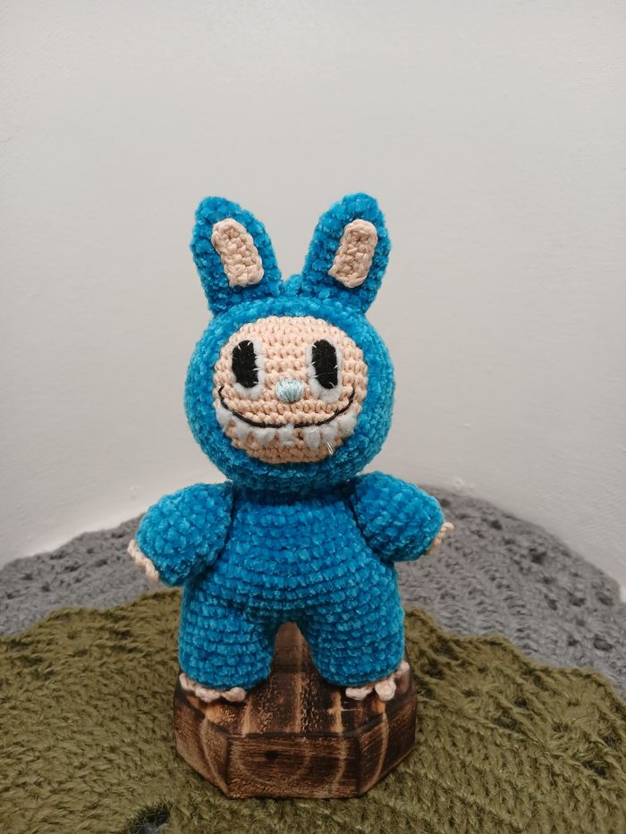 Peluche lapin monstre