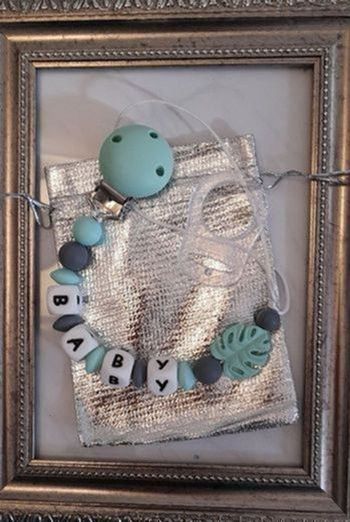 Attache tétine personnalisé avec adaptateur et pochette cadeau