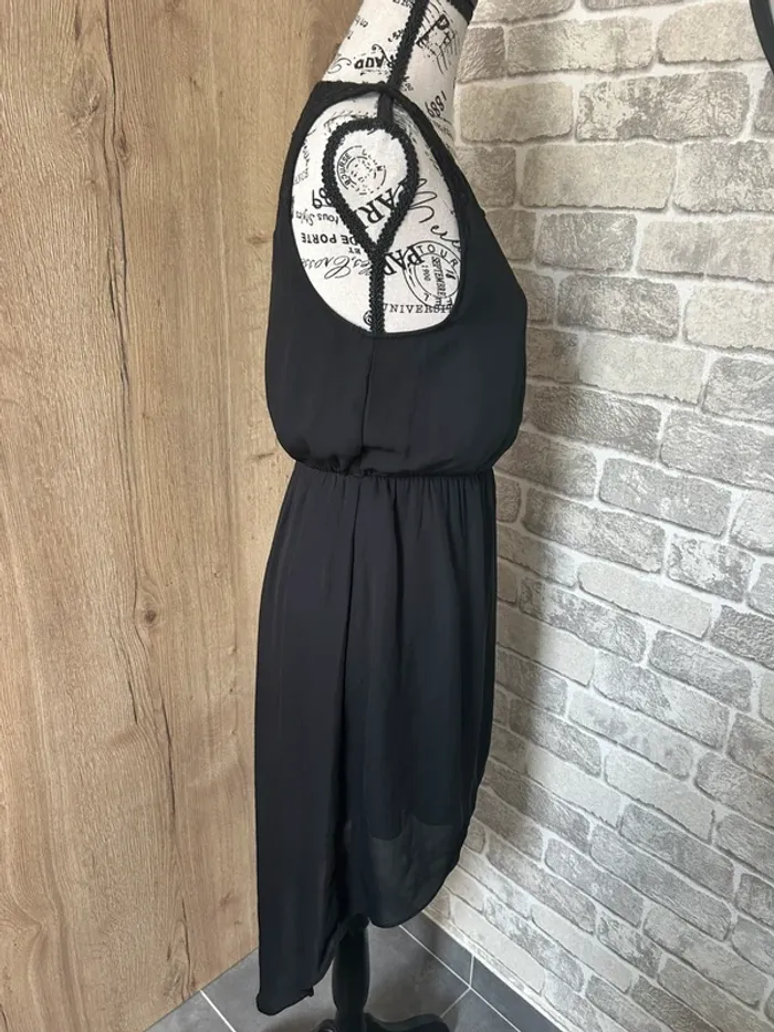 Robe noire avec dentelle taille 36 - photo numéro 2
