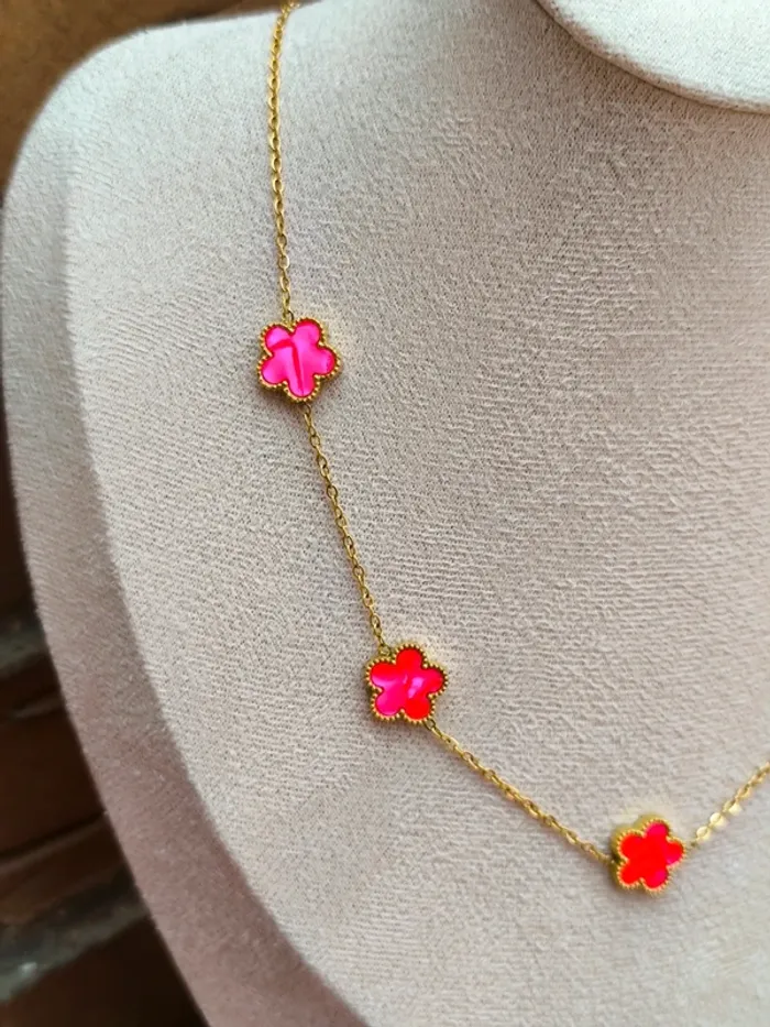 Collier doré avec trèfles roses fushia nacrés - photo numéro 6