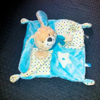 Doudou plat lapin bleu, blanc étoile Mots d'enfants