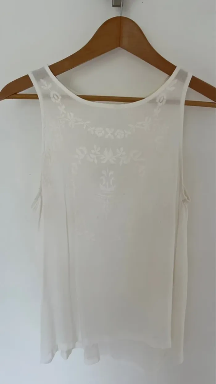 Top crème forme Marcel avec légère broderie