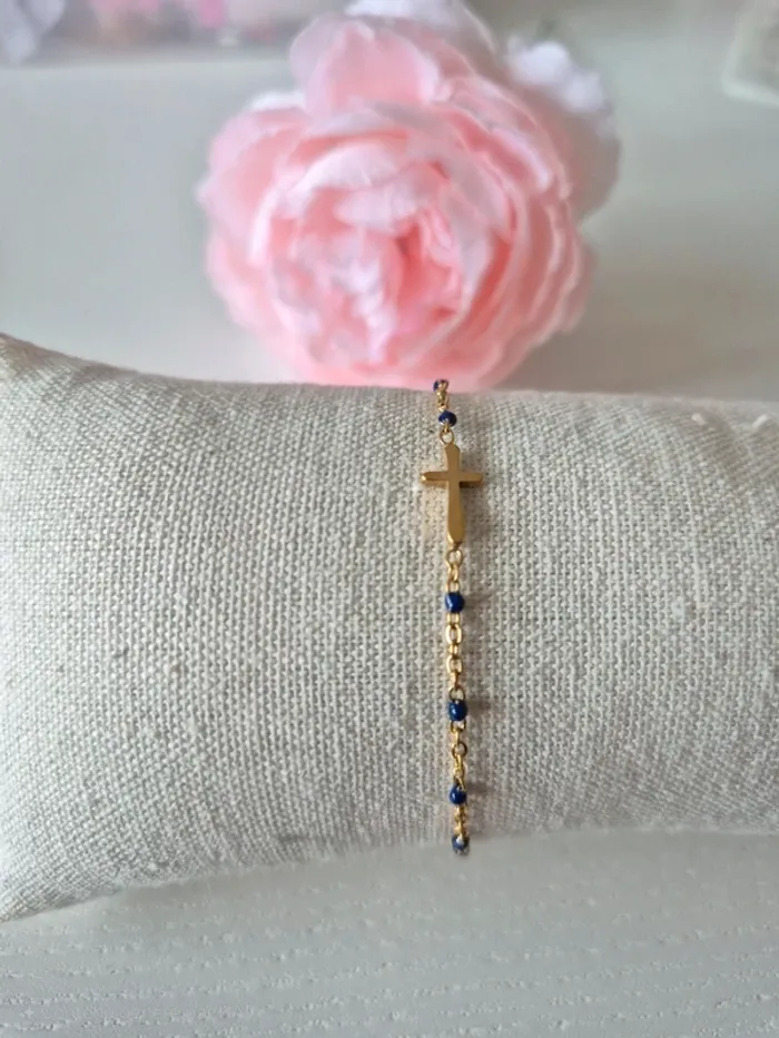 bracelet dorée or avec croix chrétienne style gigi perles bleu foncé - photo numéro 2