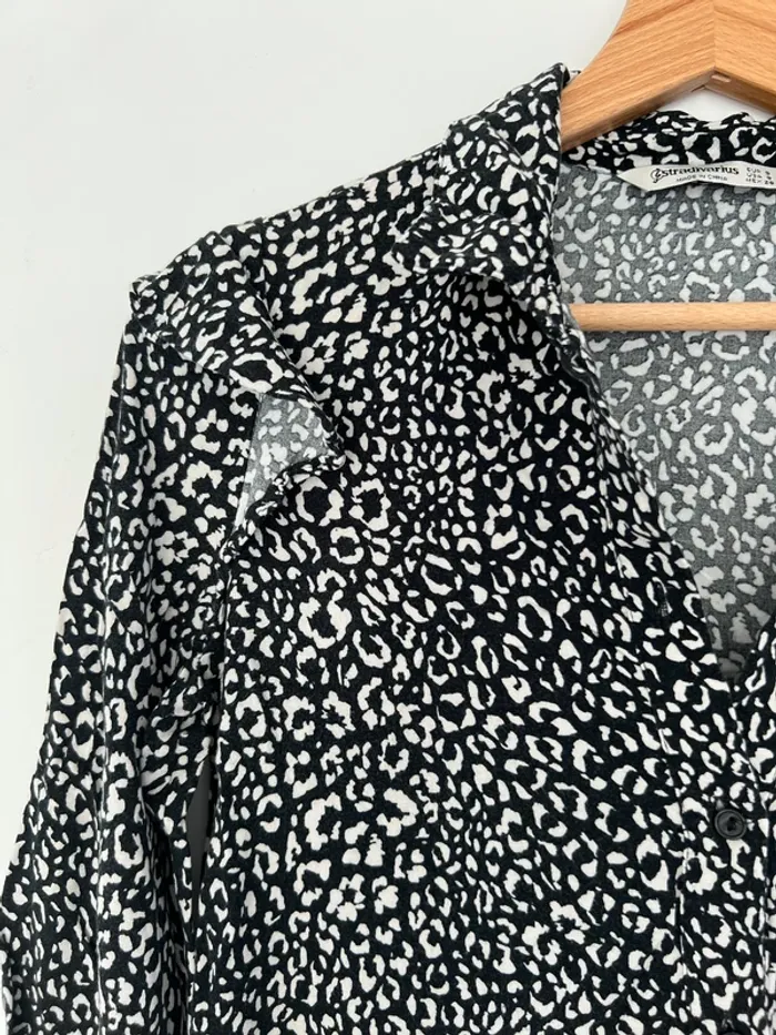 Robe chemise avec volants aux épaules et imprimé animal femme Stradivarius - photo numéro 2