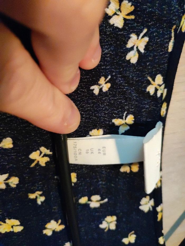 Belle robe fleurie marine et jaune - photo numéro 3