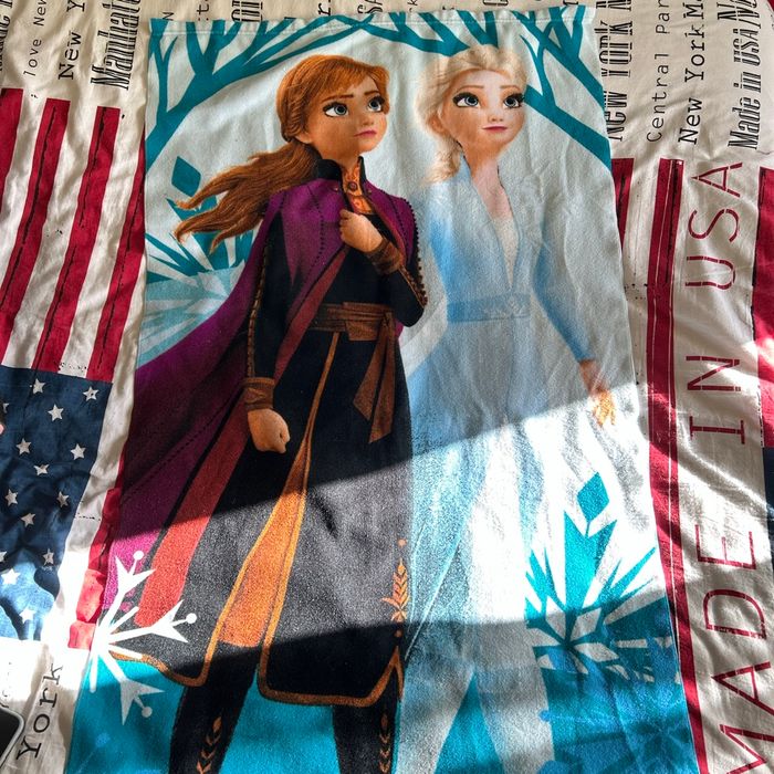 Serviette de plage ou de bain La Reine des Neiges .