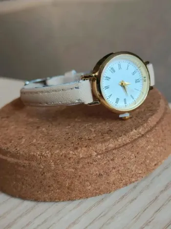 Montre beige ronde, style vintage
