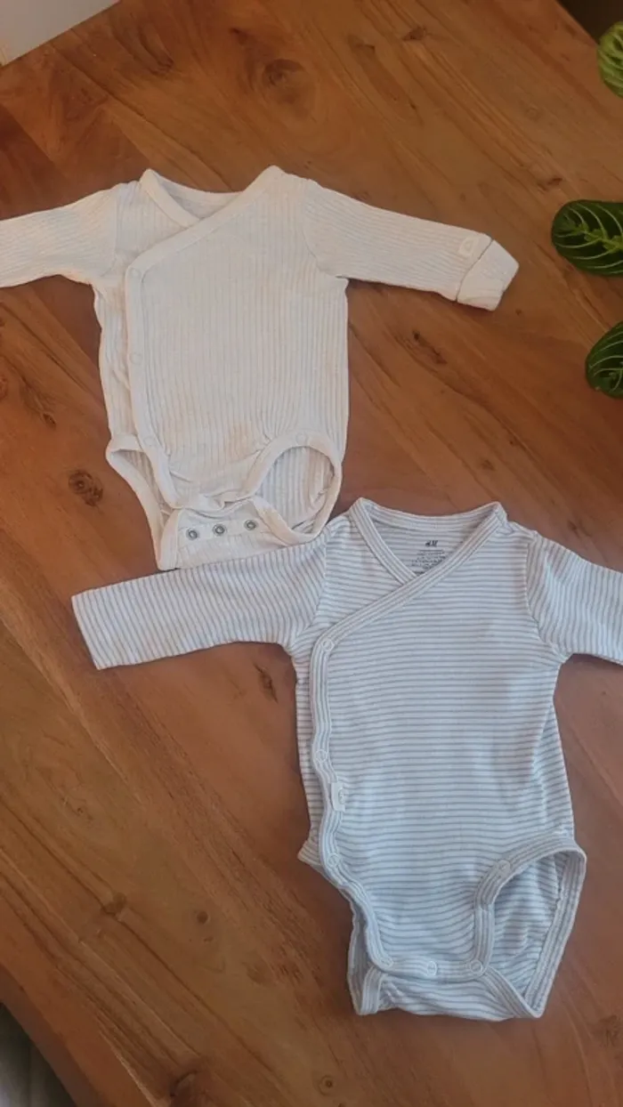 Lot de 2 bodies h&m 1-2 mois (56cm)