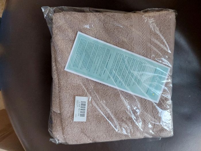 Lot de 2 serviettes de toilettes neuves 50 x 100 - photo numéro 2