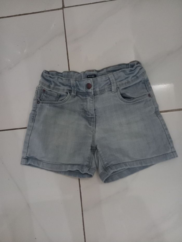 Short jean fille taille 10 ans marque kiabi tres bonne etat